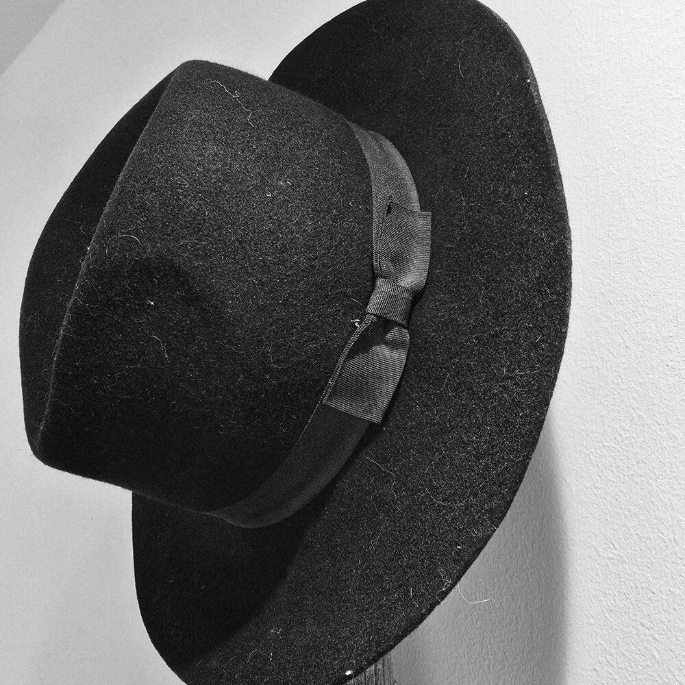 BLACK WOOL FEDORA.
